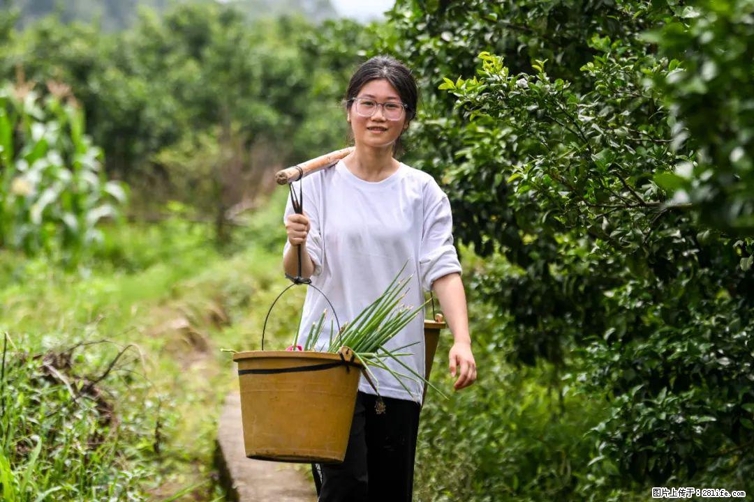 全网追的“扁担女孩”,找了一份暑假工,时薪12元 - 贺州生活资讯 - 贺州28生活网 hezhou.28life.com