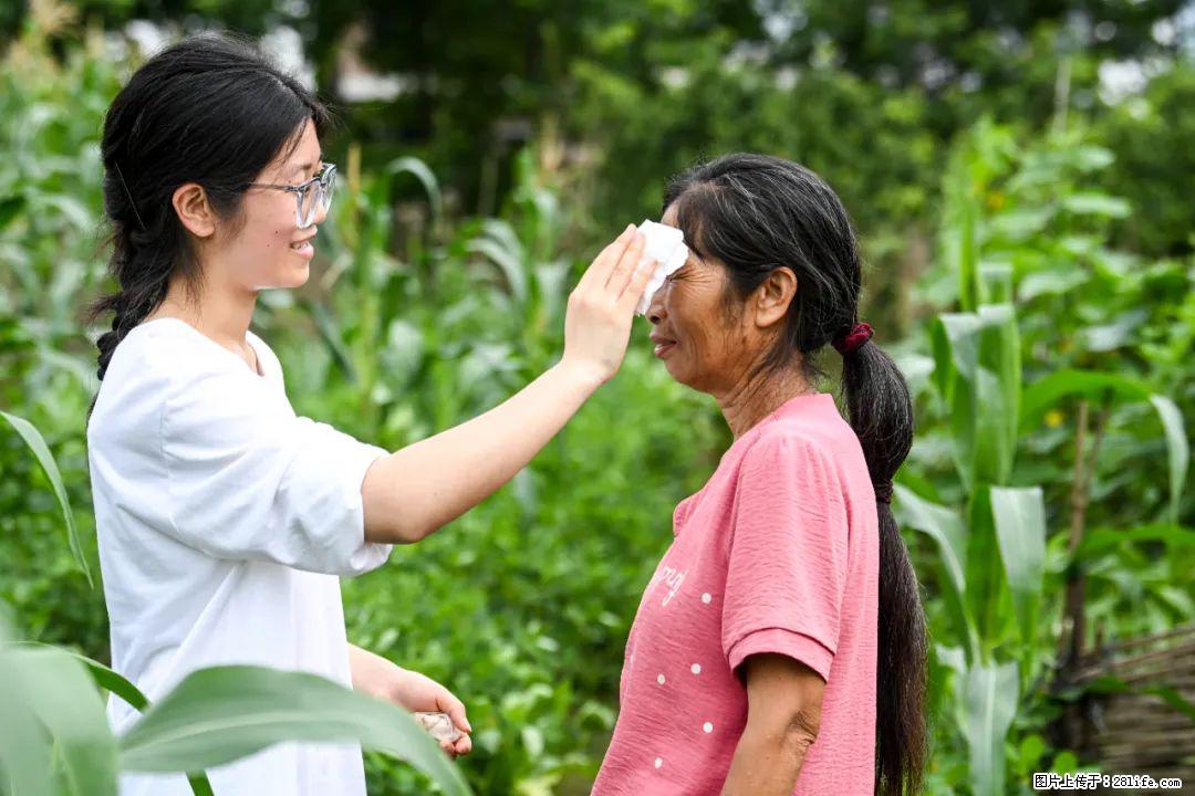 全网追的“扁担女孩”,找了一份暑假工,时薪12元 - 贺州生活资讯 - 贺州28生活网 hezhou.28life.com