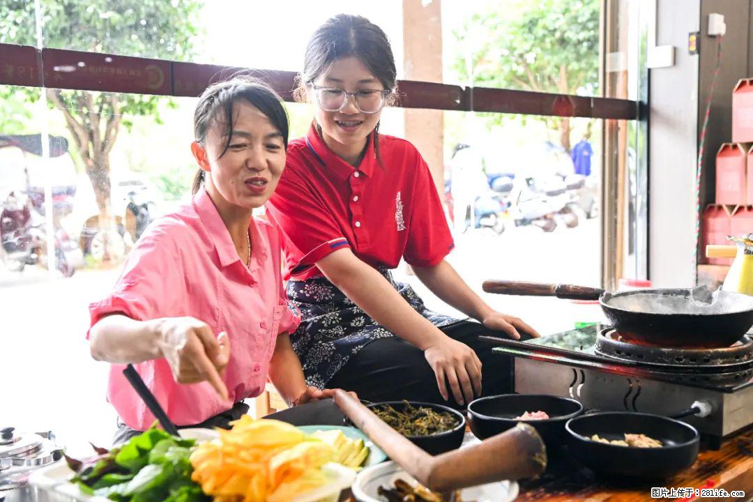 全网追的“扁担女孩”,找了一份暑假工,时薪12元 - 贺州生活资讯 - 贺州28生活网 hezhou.28life.com