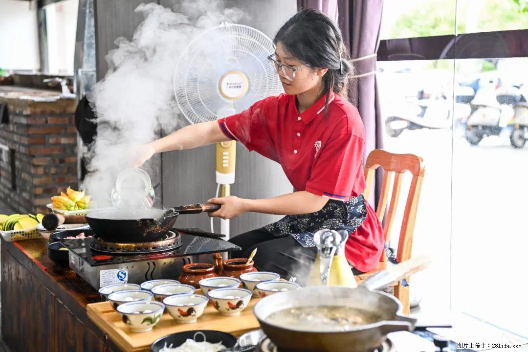 全网追的“扁担女孩”,找了一份暑假工,时薪12元 - 贺州生活资讯 - 贺州28生活网 hezhou.28life.com